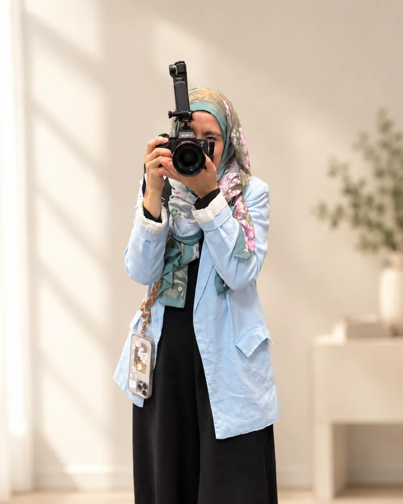 Tuba Nur, die Fotografin von NurEinAugenblick, mit ihrer Kamera