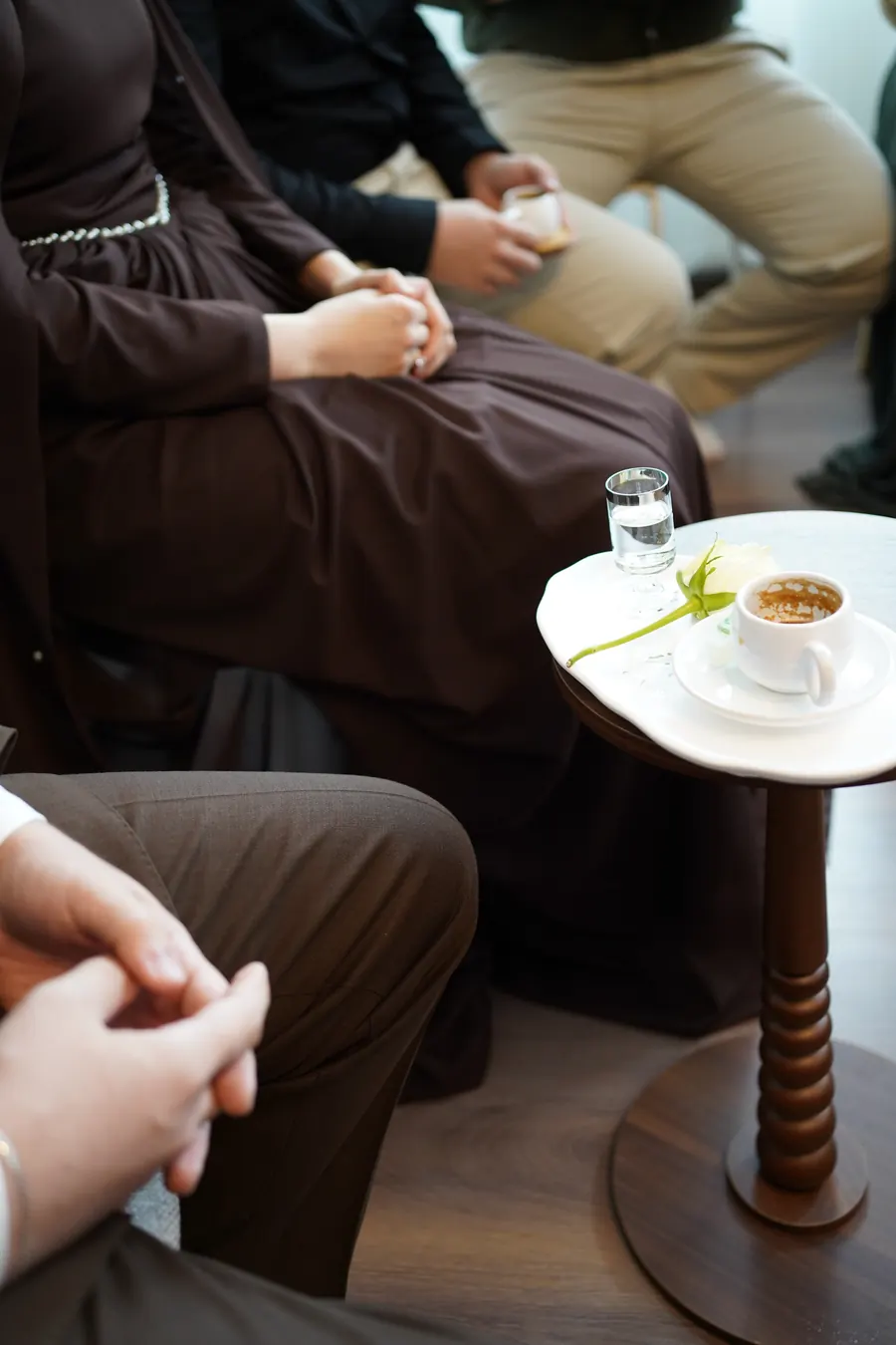 Kaffeetasse auf einem kleinen Tisch zwischen dem Paar