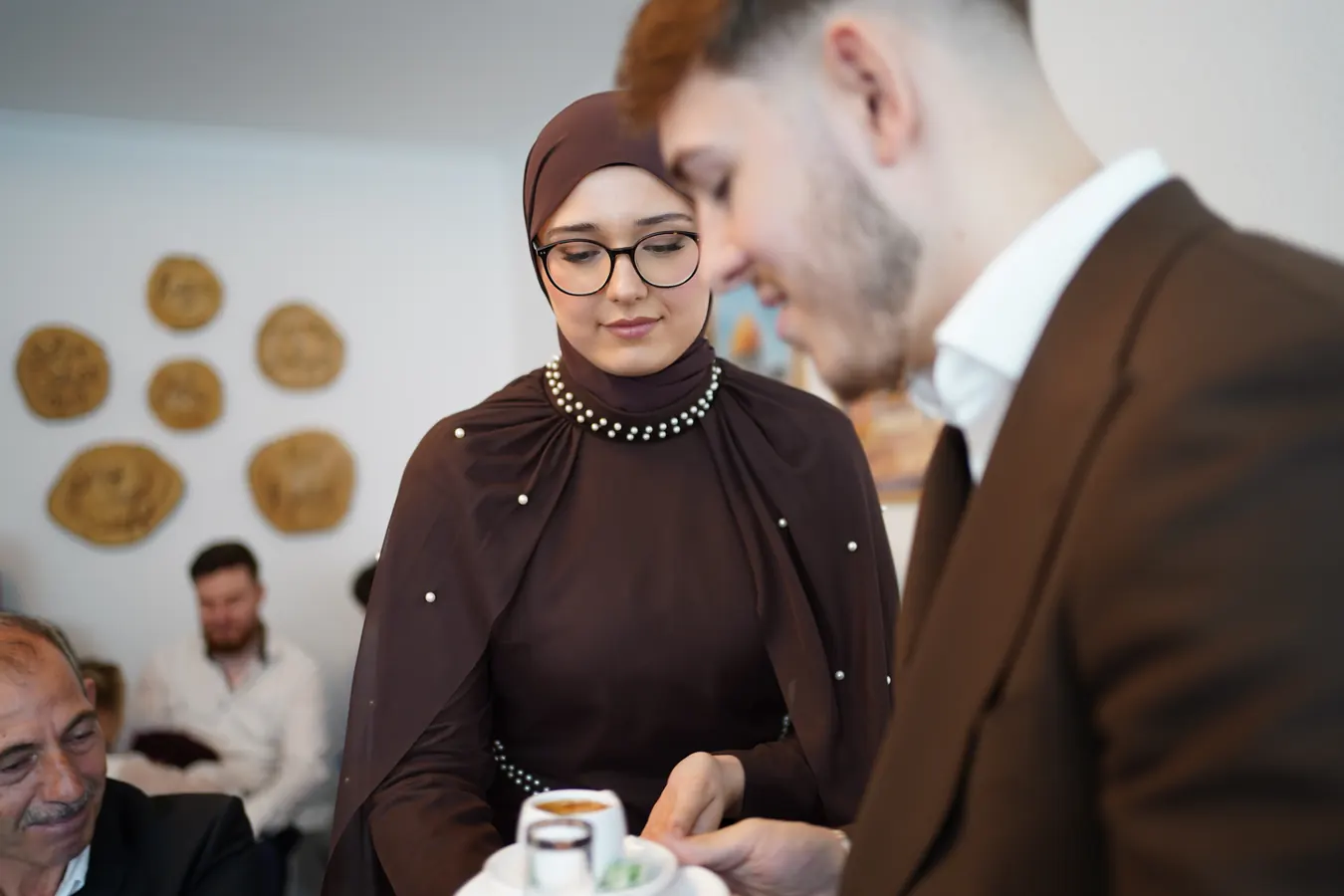 Braut und Bräutigam bei der Übergabe des Kaffees