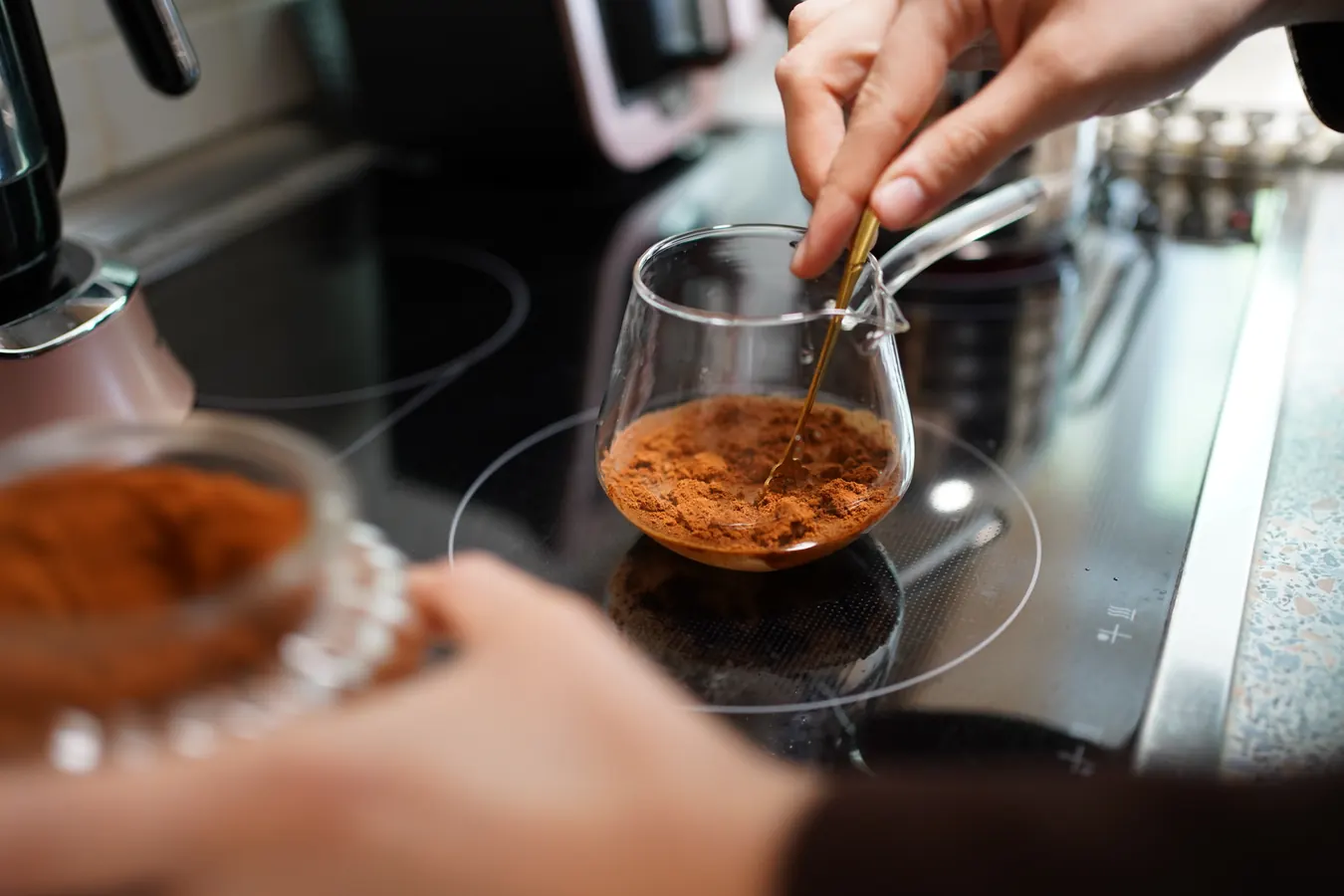 Detail: Der Kaffee wird zubereitet